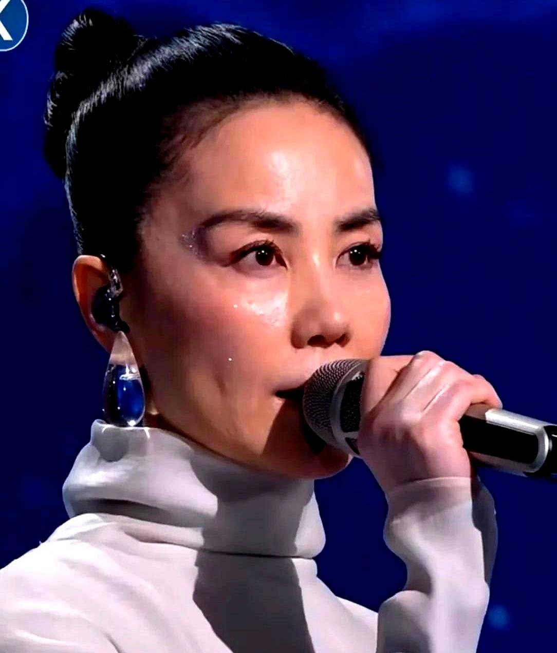 王菲在春晚殿堂级返场，银幕把她包成银河，耳环闪出标价三千多的冷光，观众还沉在《但