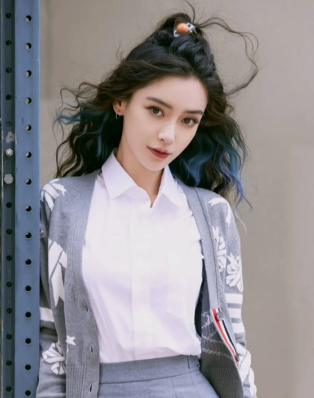 杨颖在与孙艺洲拍戏期间，两人住的酒店房间是相临的，睡觉之前孙艺洲做了一个举动，干