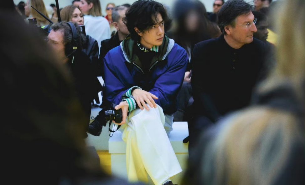 王一博周围全是LV集团高层罗意威ceo说王一博是climber1号车、超季首穿