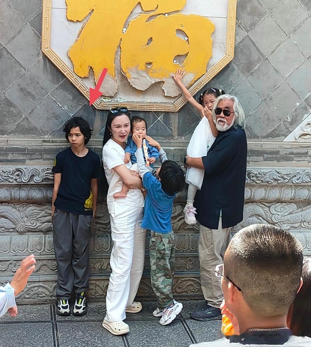 张纪中的妻子杜星霖是一位80后，看来她平时生活中比较随意，穿的裤子也是跟我们平常