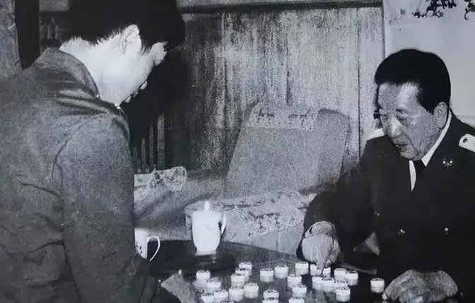 1964年，秦基伟在云南任职，周总理和陈毅元帅南巡视察，秦基伟即兴致辞汇报工作，