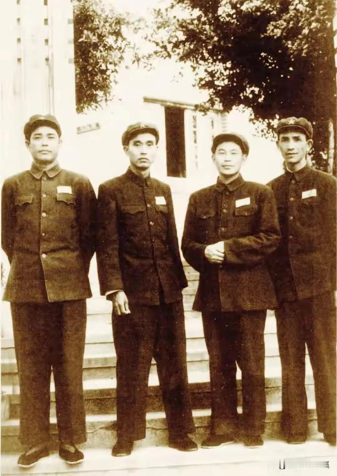 1953年，31军首长在厦门时的合影，左起副军长徐体山、军长周志坚、副政委兼政治