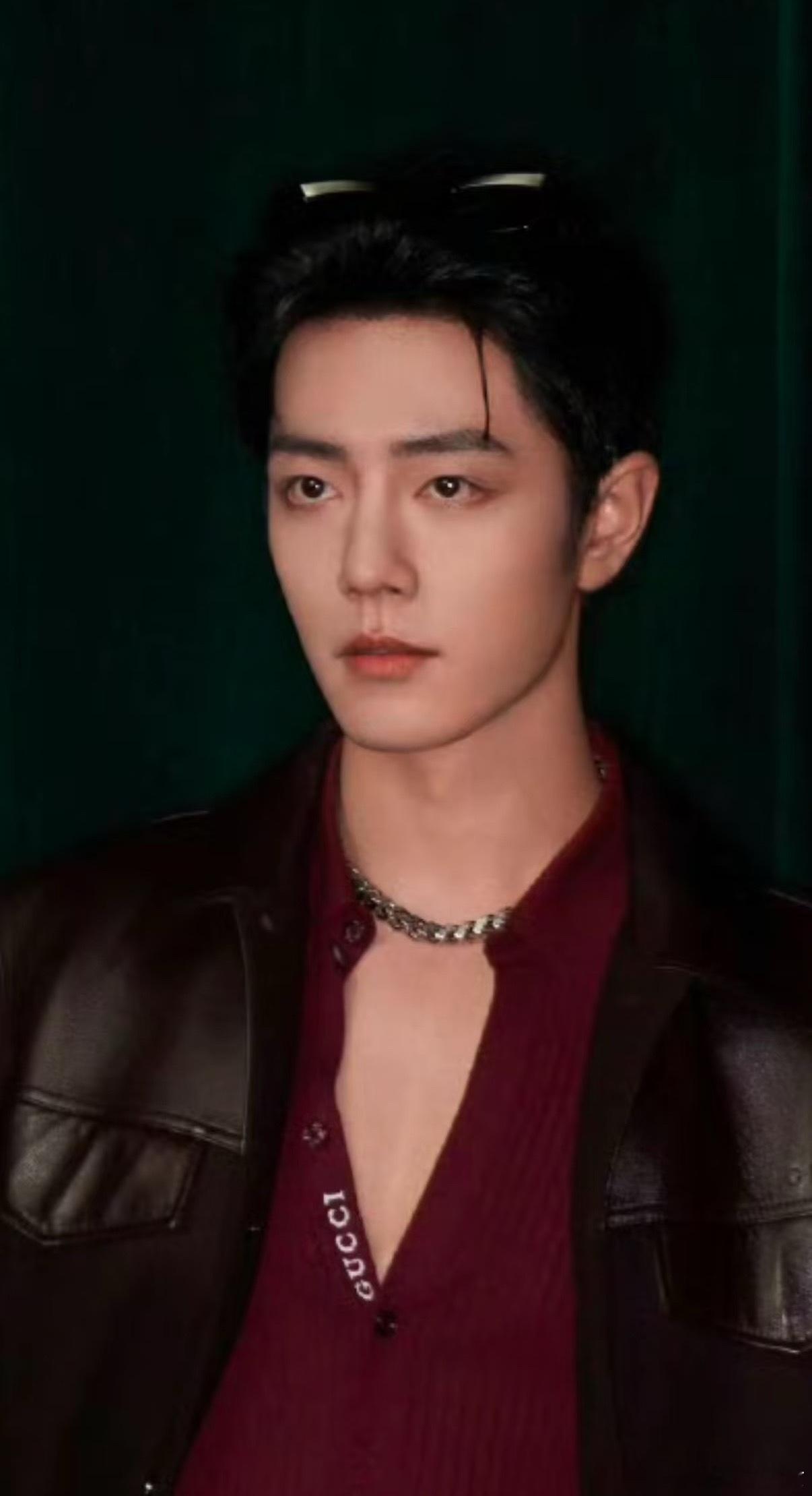 第一眼以为给肖战开美颜了每次看肖战新图：是不是又偷偷调参数了？哦，是他本人就长这