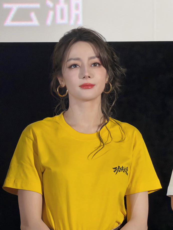 1.迪丽热巴很喜欢看美女，遇到颜值高的会忍不住盯着人家看。2.魏哲鸣下一部剧接触