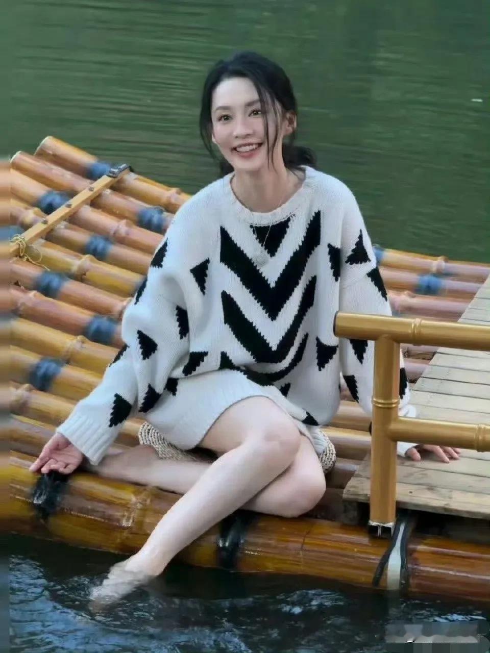 李沁人间仙女太美了，玉足又白又嫩看着都甜。
