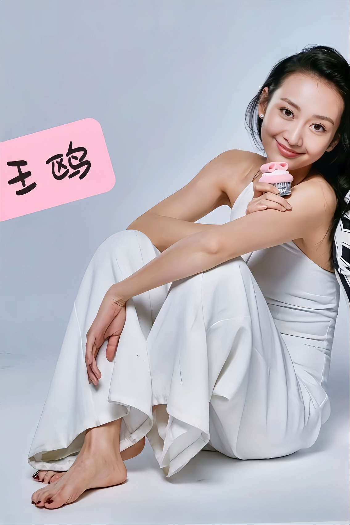 御姐风范的女神王鸥，身着高跟鞋，美腿修长，尽显优雅气质，韵味无穷。她凭...