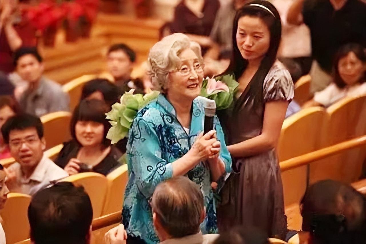 2012年，蒋英在北京逝世，葬礼十分隆重，她的遗体上覆盖着鲜红的党旗，可是，却有