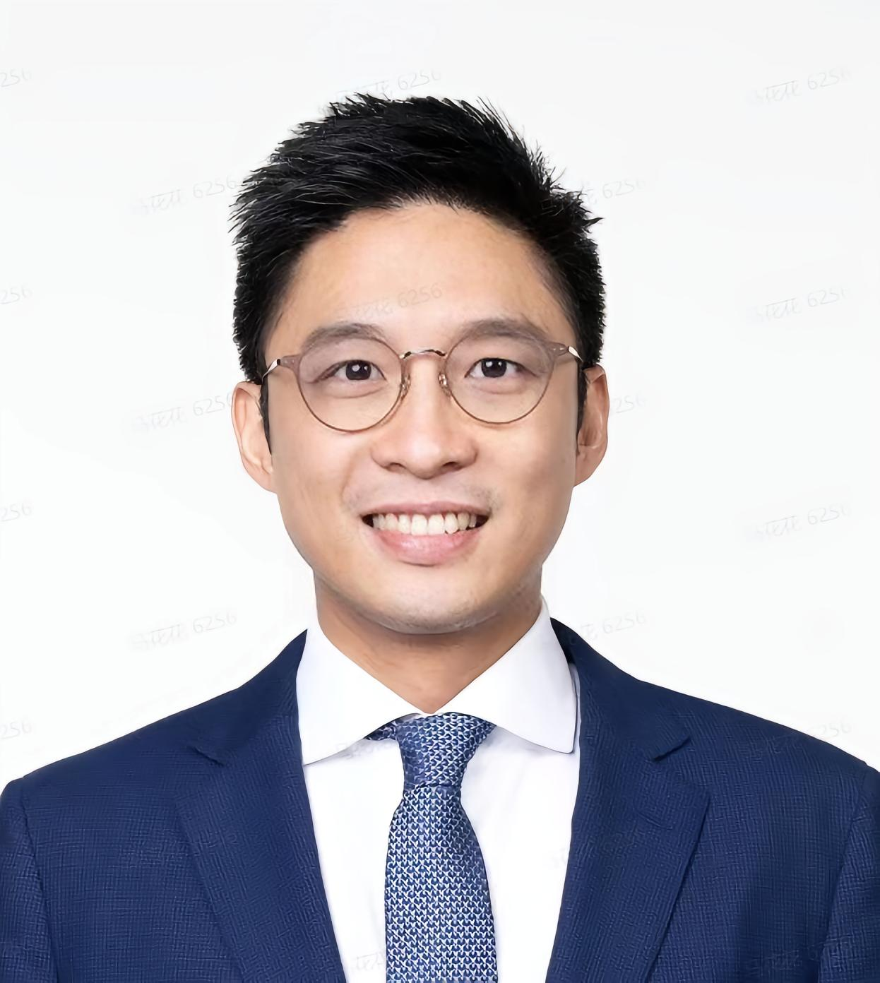 记者问40岁的霍启山:“你谈了几段恋爱都没成功，你想找一个怎么样的？”霍启山也不