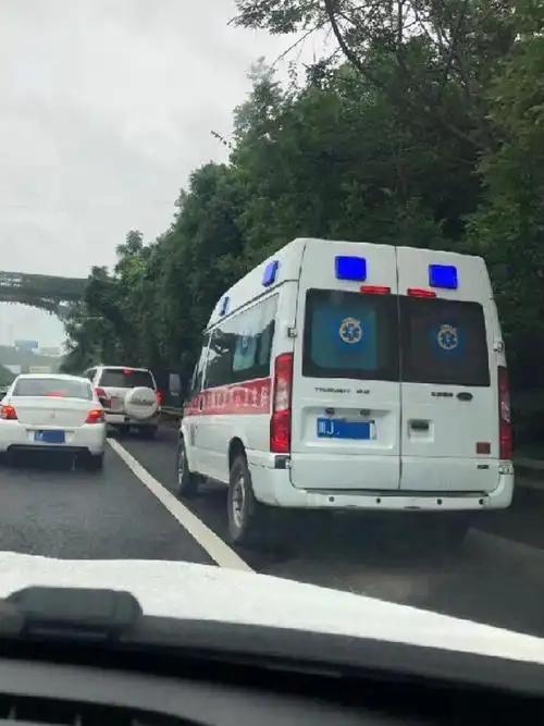 小车拒不礼让救护车被罚，这一处罚合理且必要。根据《中华人民共和国道路交通安全法》