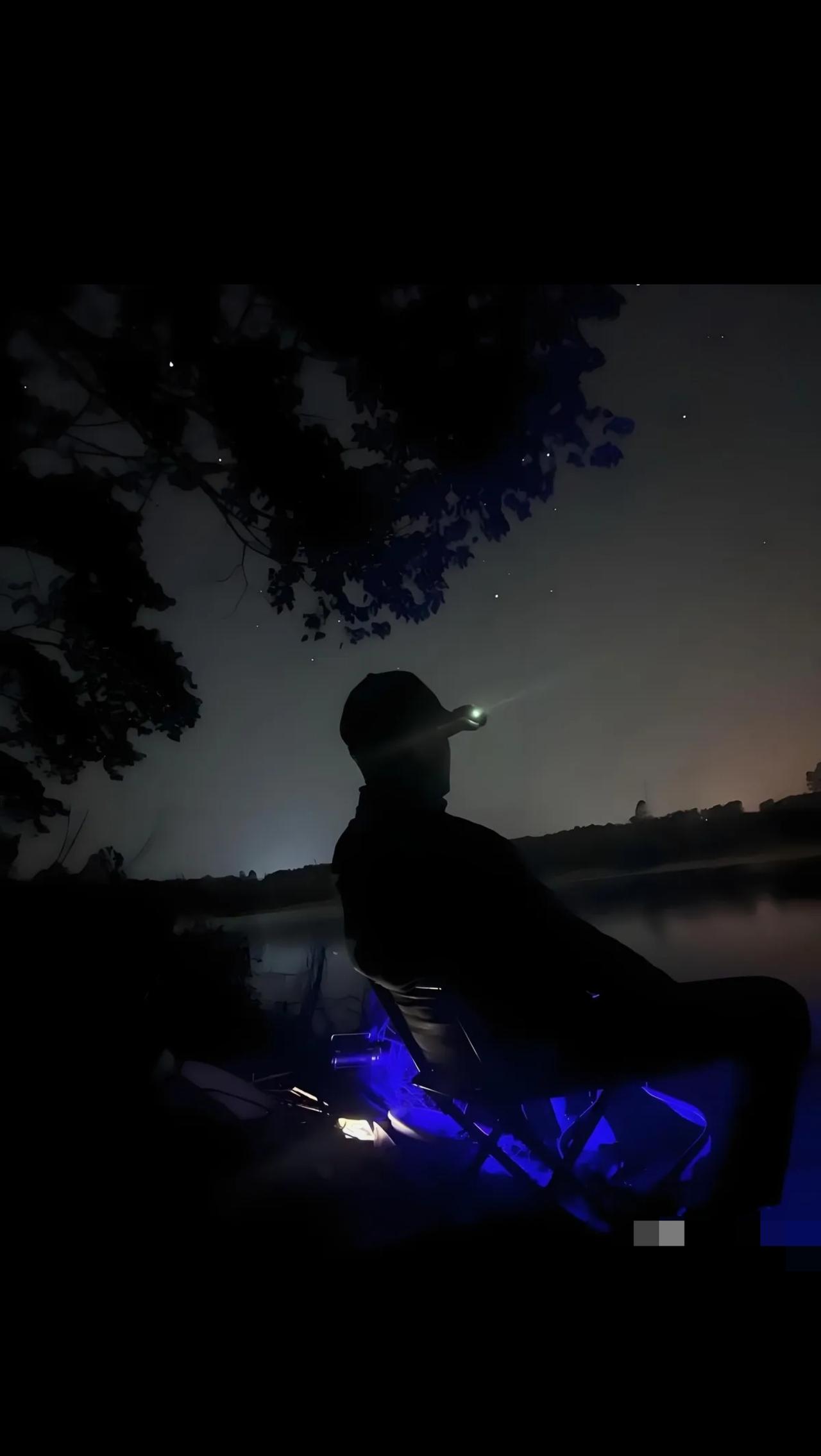 “冤不冤？”四川南充，男子晚上10多约朋友夫妻与一钓友一起去夜钓，在寻找钓点时，