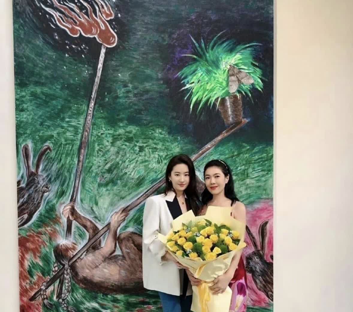 刘亦菲平常就挺美，可一和人合照，那美得简直像换了个人，太惊艳啦！