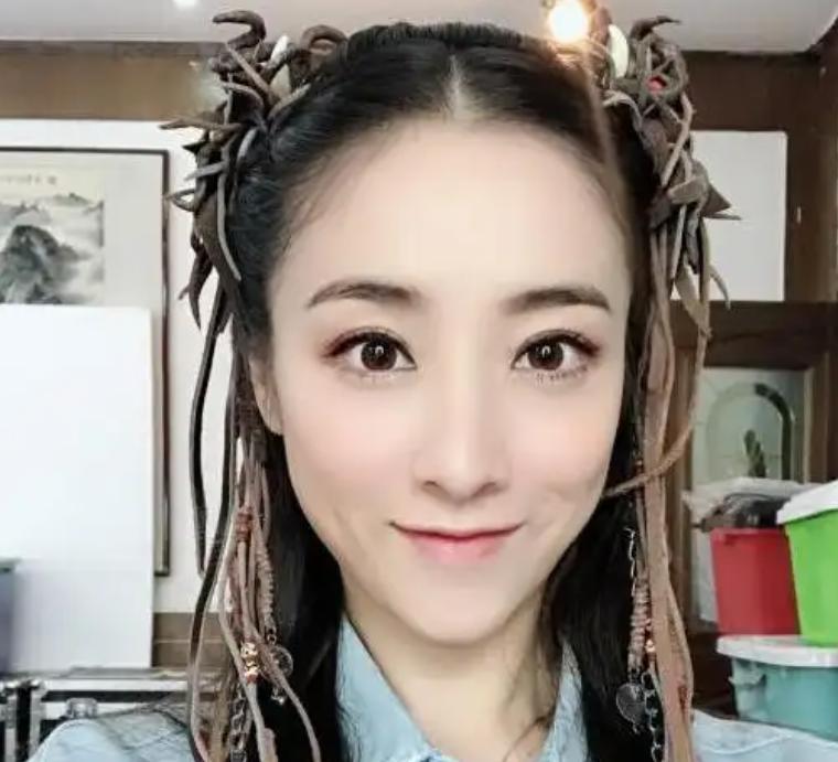 何珺因为发了张照片被张艺谋踢出《金陵十三钗》剧组，她不服气，转头就把张艺