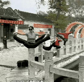 我很佩服这些大妈，我竟然在公交车还给他们让位？