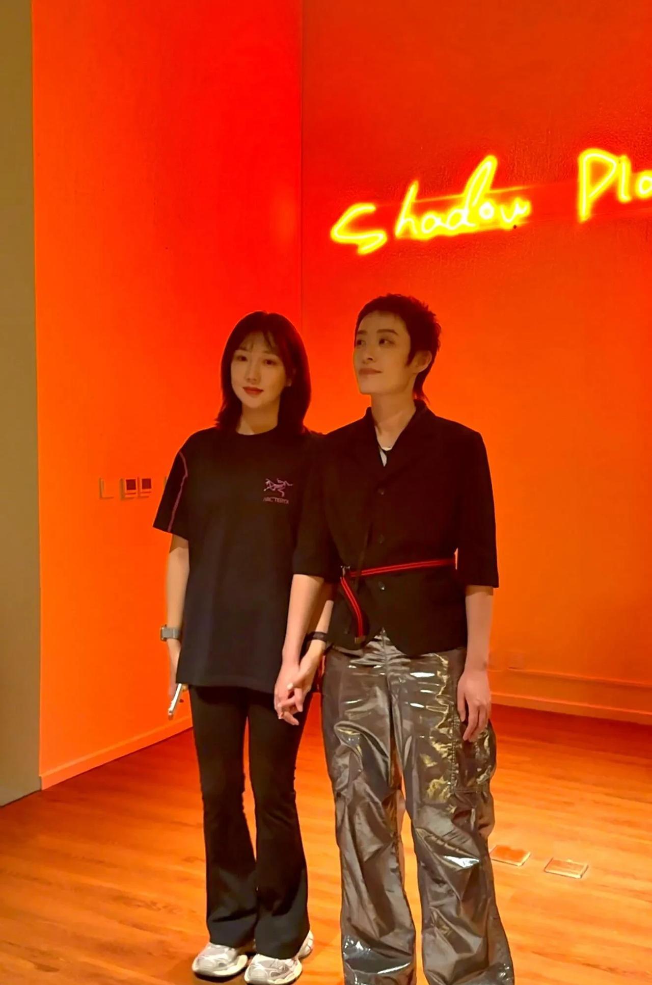 现在的娱乐圈，男不男女不女的太突出了！这绵羊音狮子座的曾轶可，换女朋友也是勤的一
