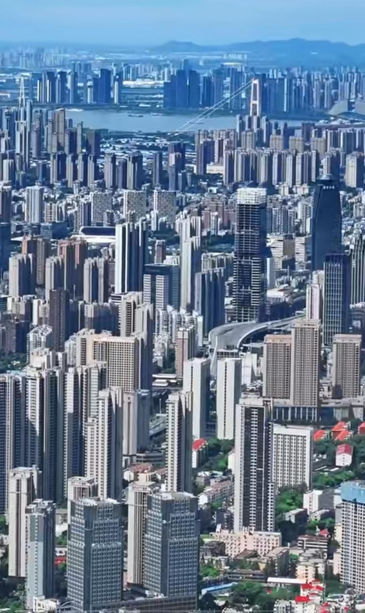 这也太壮观了，全中国全域高楼的城市，除了武汉还有谁，你要说深圳确实可以，但是深圳