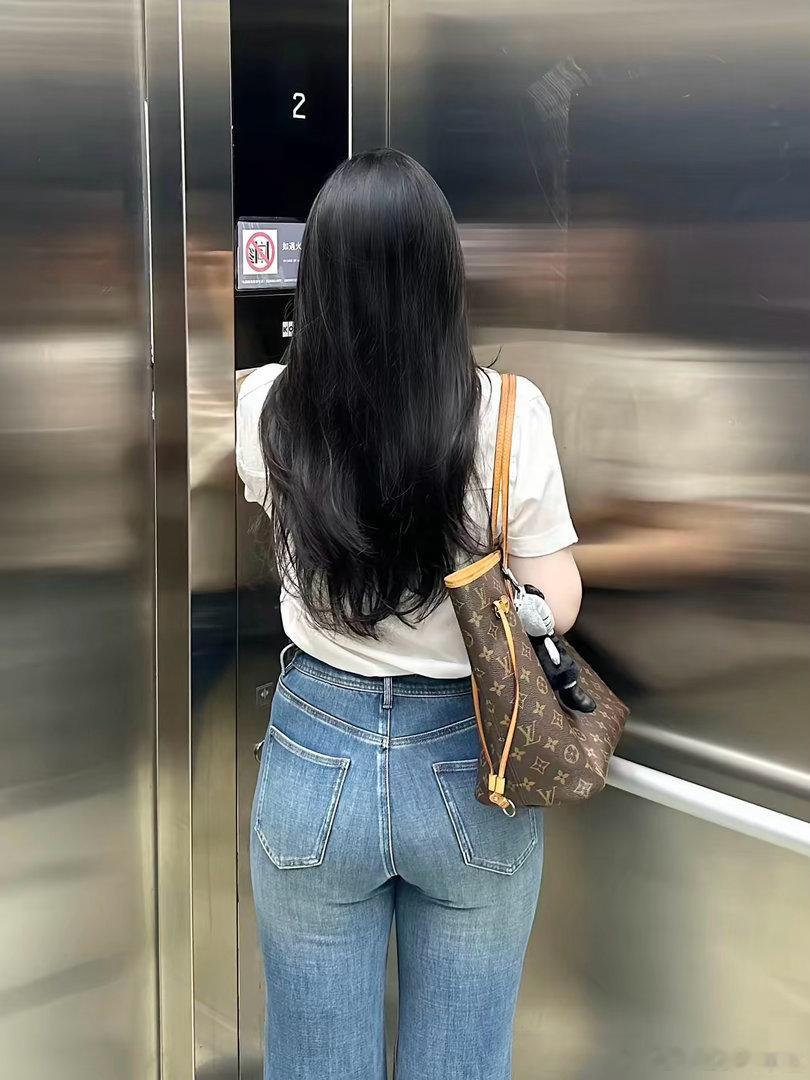 她去几楼？她是谁？我怎么从来没有见过她？电梯间的灵魂拷问