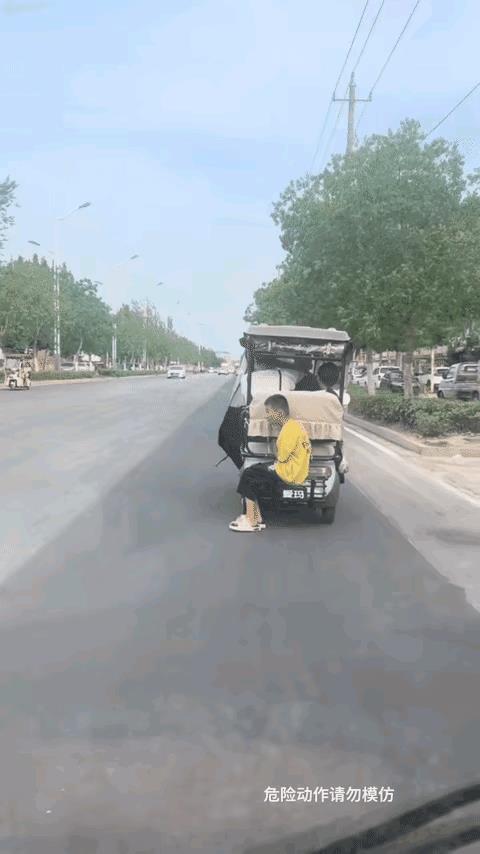 一看你就是个外人。