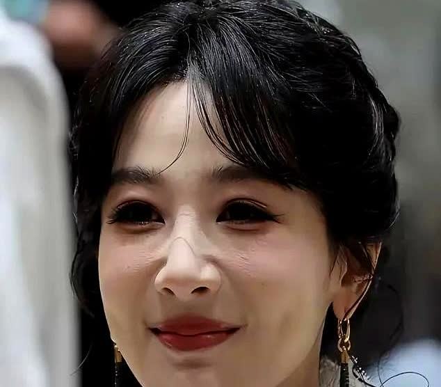 大家都说杨紫整得太多了，与她真实的样子越来越远。杨紫在采访里提过自己只是