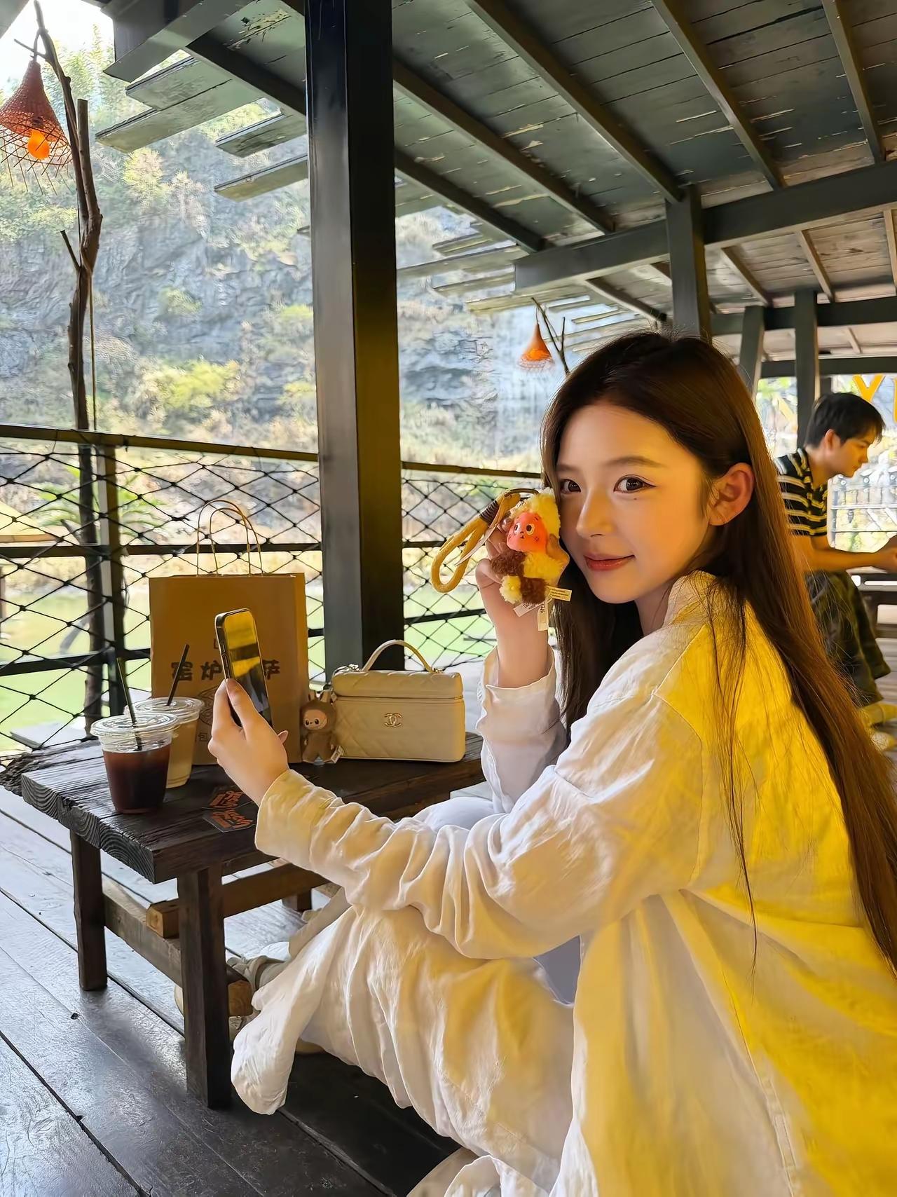  核心亮点：光线干净温柔，阳光自然不刺眼，氛围感很舒服。 状态松弛真实，不刻意