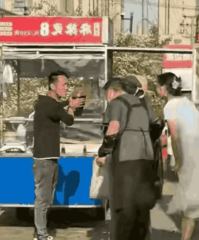 打架见过不要命的，没见过不要裤衩子的。这裤衩子得有一年没洗了吧？属于生化武器，系
