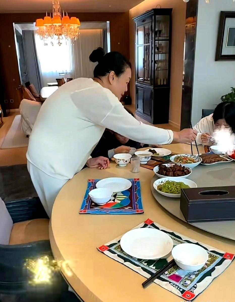 看到兰姐家这俩孩子，你是真觉得现在的小孩活得太累了。箖箖和玥儿在公园疯跑、玩雪