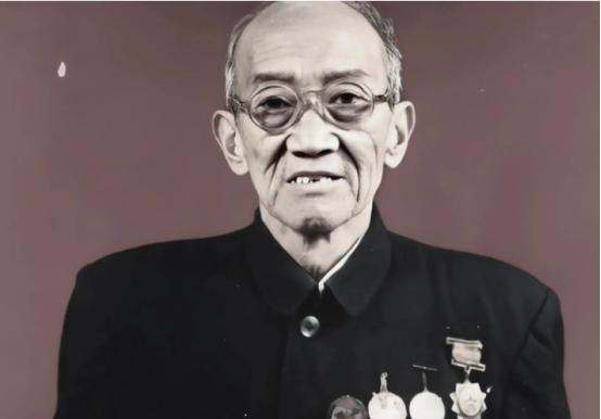 1953年，交换俘虏仪式，一位骨瘦如柴的男子颤颤巍巍向我方走来，他是志愿军60军
