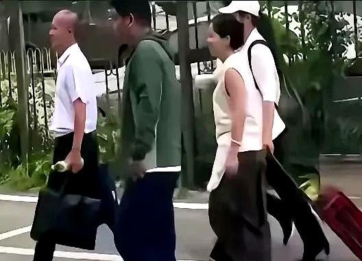 以儿子为由申请不公开审理。说到这儿，突然想起前阵子坐地铁遇到的事儿。有个