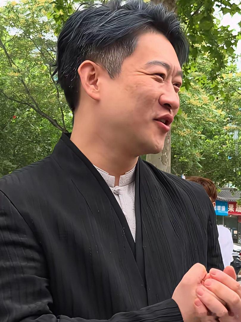 曹云金又上热搜了！今天曹云金的饭店聚友轩在北京正式开业，各大媒体都争相报道，曹云