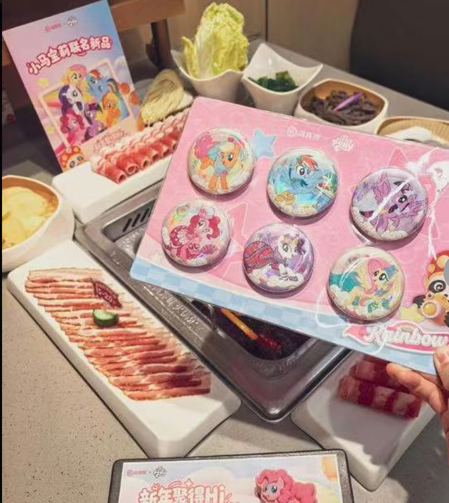 【律师回应海底捞员工被强制自费买礼物】海底捞强制员工自费买礼物涉嫌违法近日，