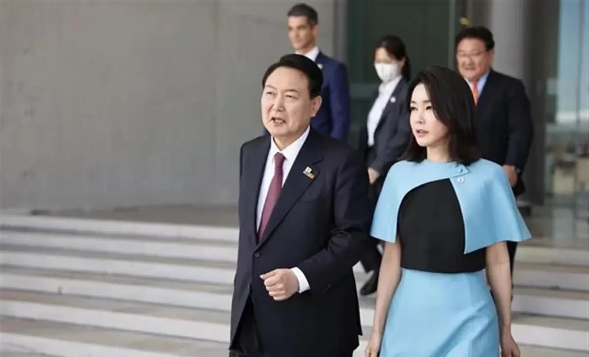 尹锡悦进去后，金建希其实就知道怕了。特检组对他进行首次调查的时候，她很配合，而且