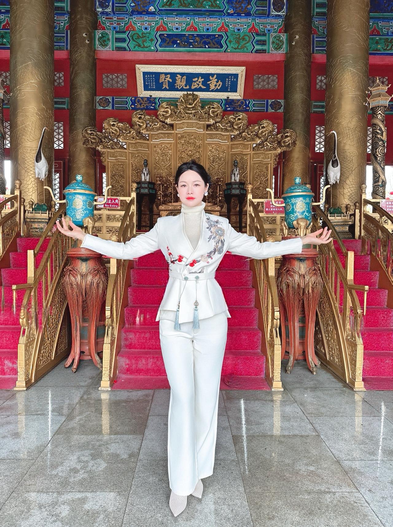 早安，新的一天，愿平安与你相守，欢喜与你相拥穿搭东方美