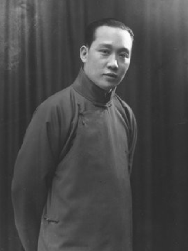 1918年，荀慧生洞房花烛夜，熬到宾客散去后，来到洞房中，看到婚床上的新娘，便迫