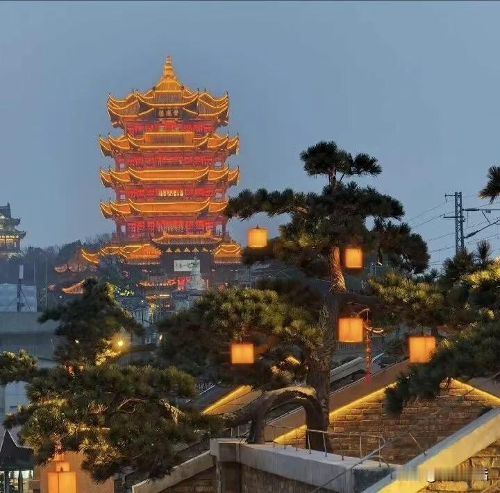 武汉的一个同学，这两天，在同学群里面发了两张图片，如下图所示，他可能在登黄鹤楼。