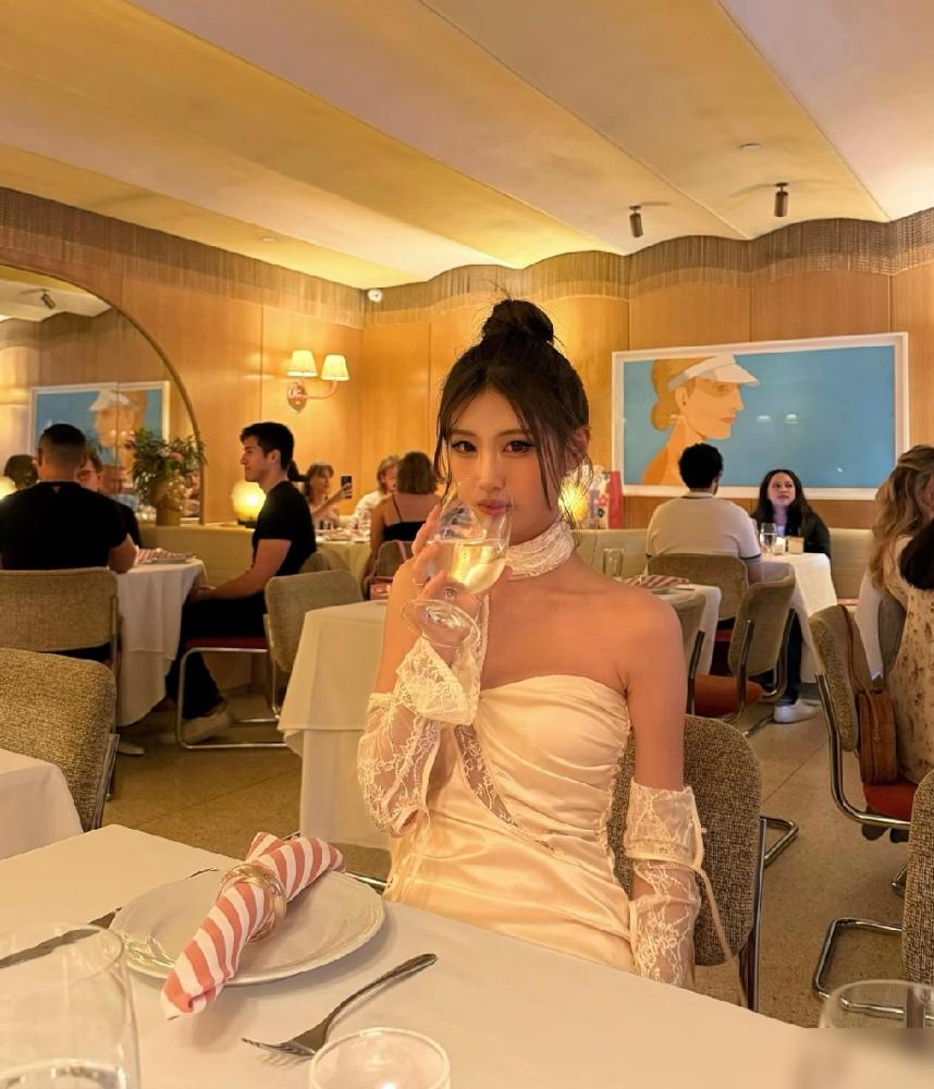 怪事！冯小刚养女20岁生日照一出，大家议论纷纷：怎么比亲生的还像爹？你仔细瞅