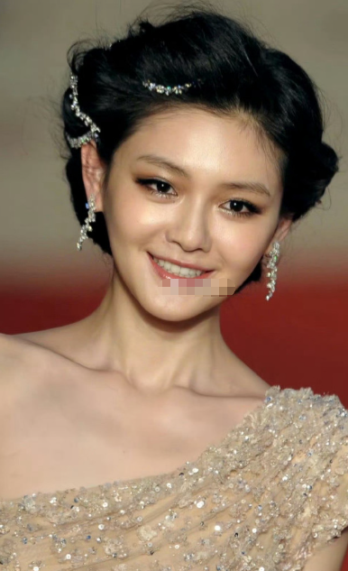 当年品牌方需要珠宝露出，大S觉得这条高定礼服如果搭配项链会很多余，就把项链编进头