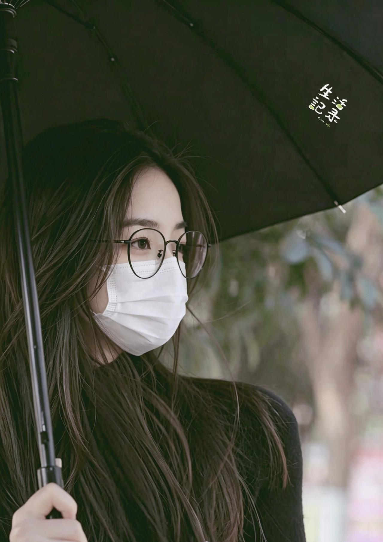 雨中漫步，黑伞相伴，生活记录点滴。