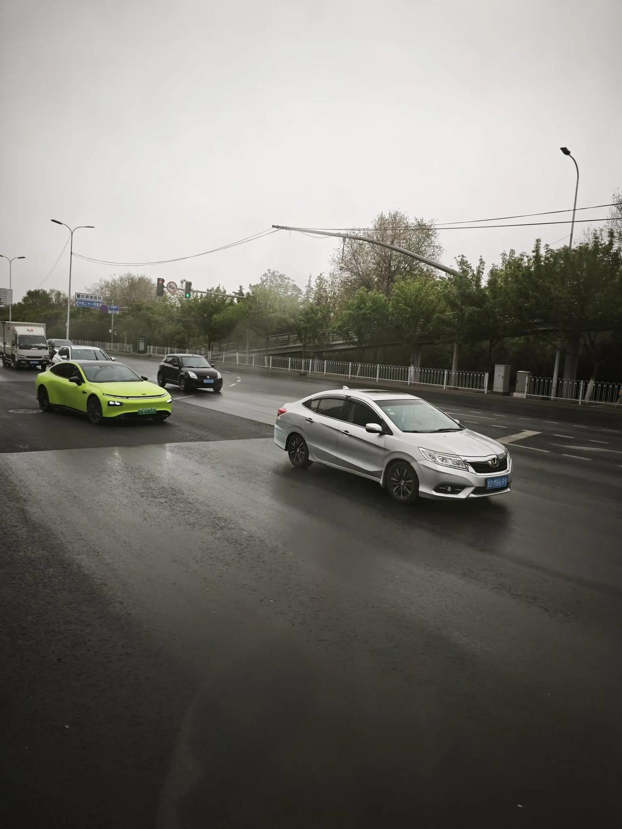 此时此刻，兰州安宁下雨了，而且不小。盼什么来什么，现在是下午3:30，此时此