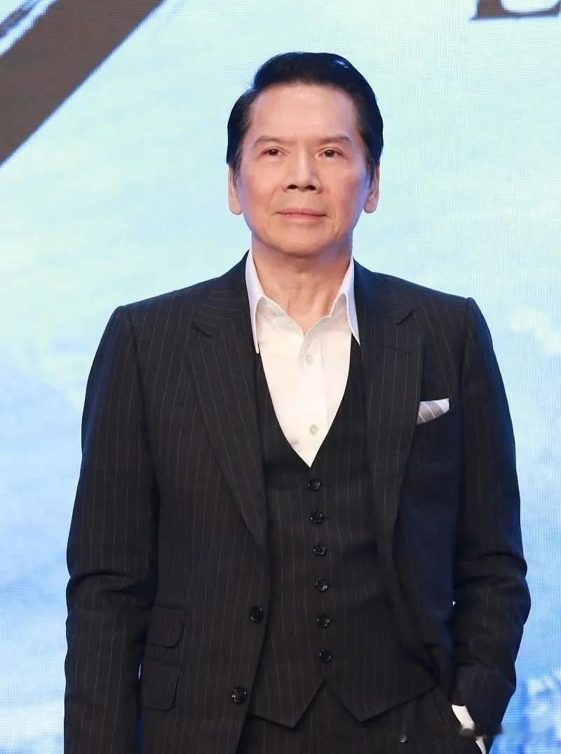 主持人问向华强是否有羡慕的人，他直言羡慕能踏实过日子的普通人。他回忆年轻时闯江湖