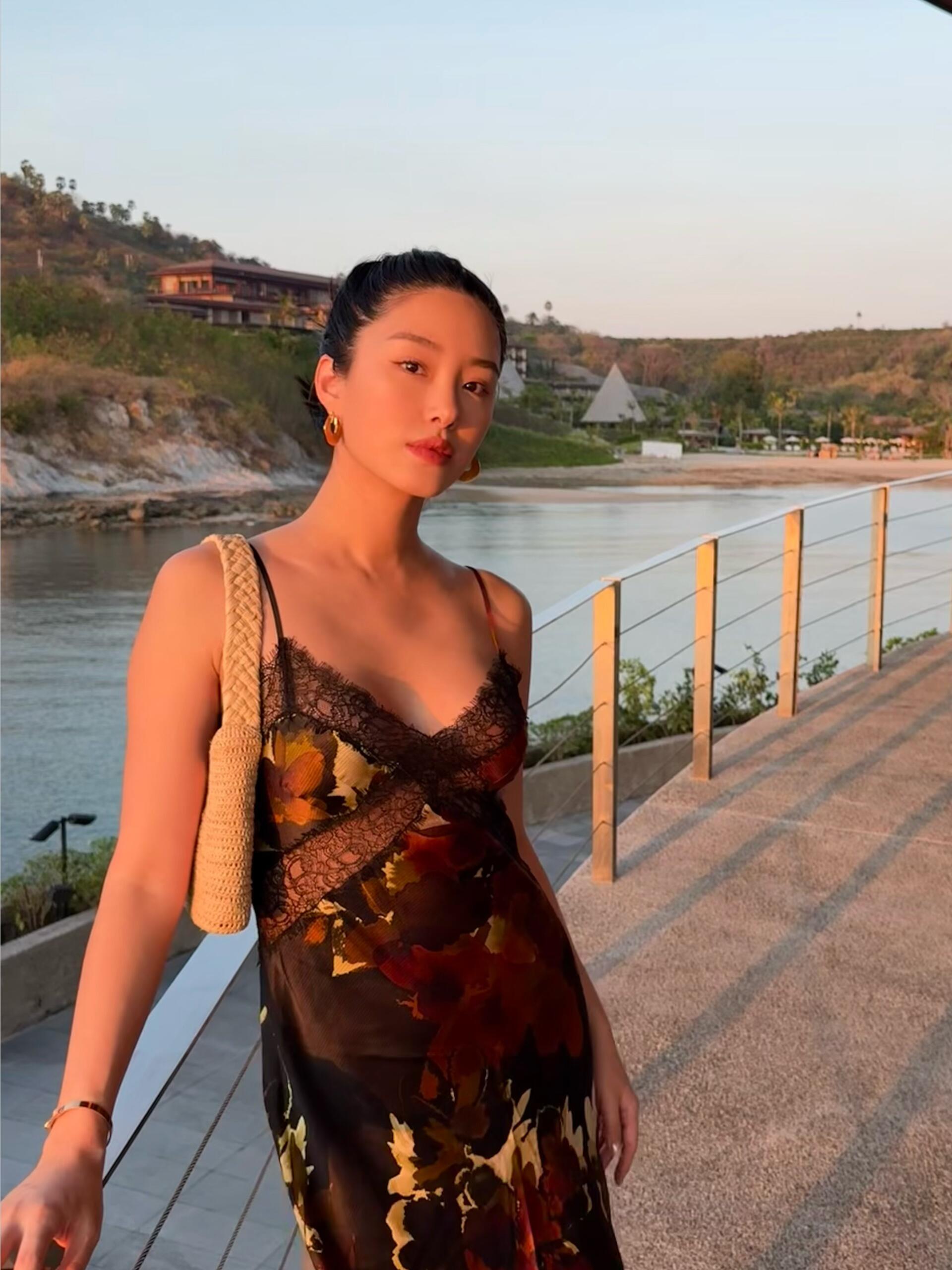 杨采钰~近期穿搭分享她这是生过孩子了？明星就是不一样哎！看看我的妊娠纹[哭哭][泪