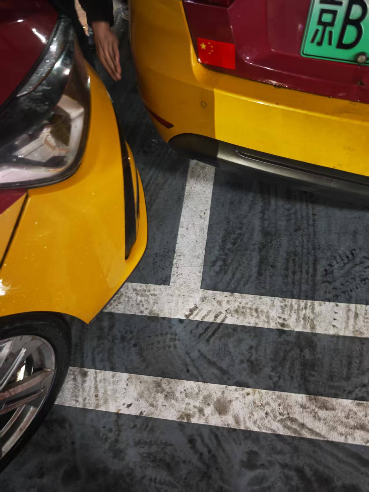 车若初见脾气都不小...抢个充电桩直接急眼了