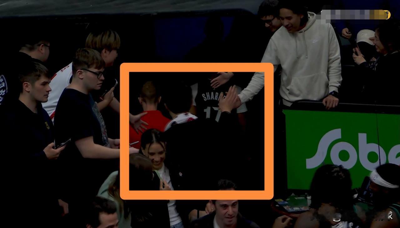 开拓者新星杨瀚森真是太受欢迎了！在今天开拓者客场以118：121惜败于猛龙的比赛