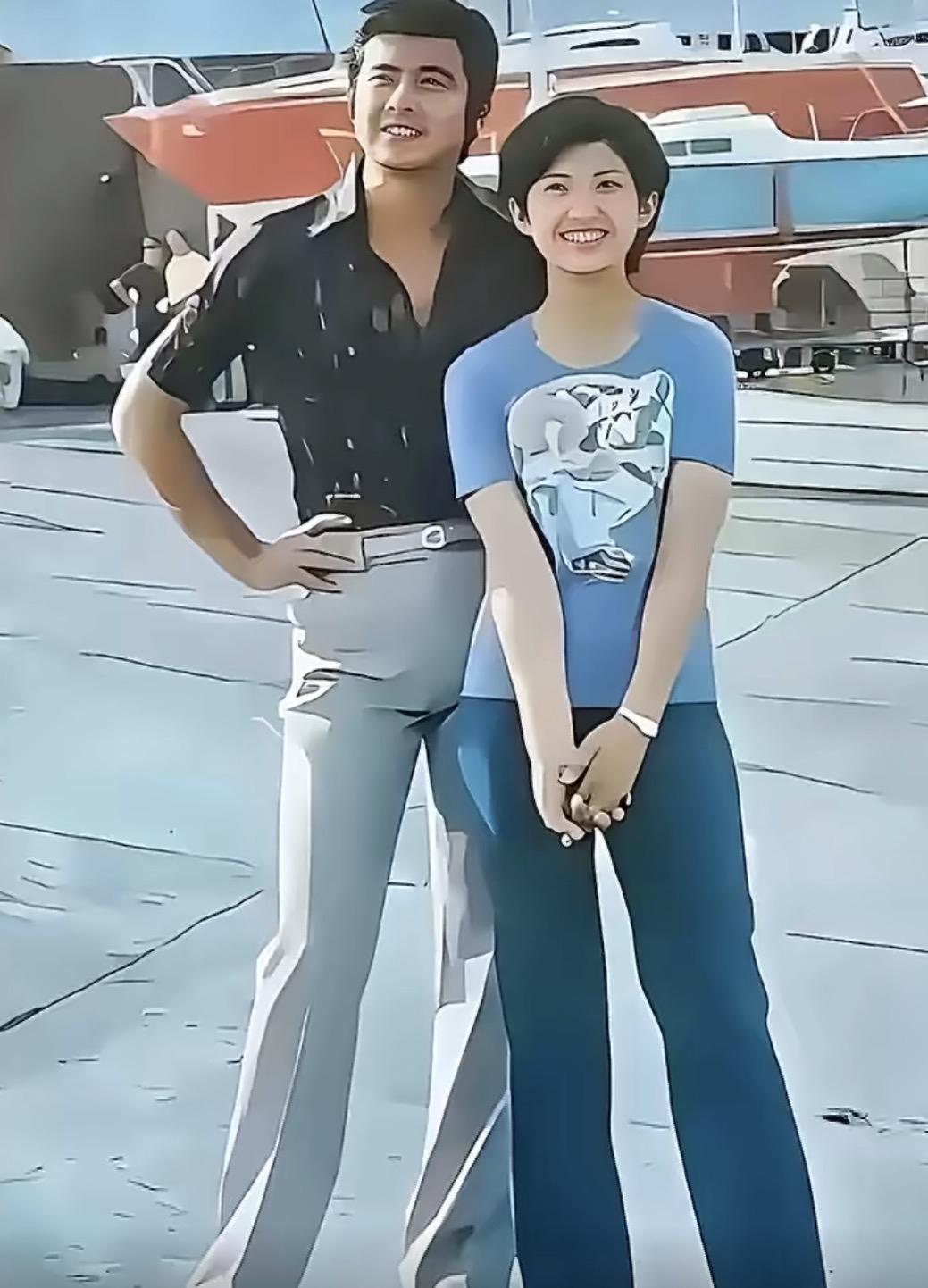 三浦友和：百惠，你看这张，1975年，你才16岁。那时候咱俩在片场演情侣，你脸红