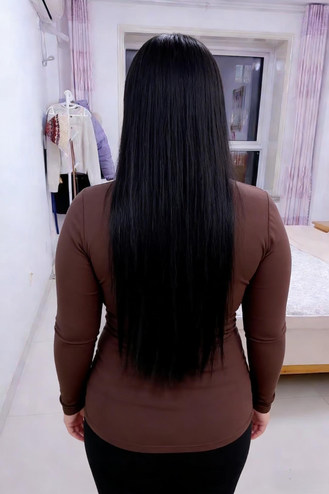 丰姿绰约步从容，背影如诗入画中。不与群芳争艳色，自将清韵度春风。