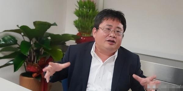 看清这个人，他叫矢板明夫，本名是荆涛，1972年在天津出生，原本是中国人，他父亲
