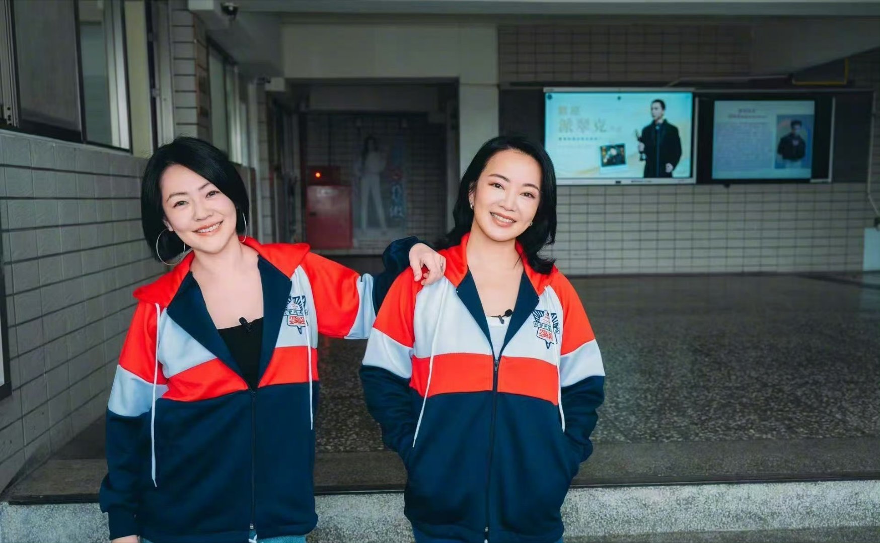 阿雅AI生成大S合照闺蜜相伴走过三十年，AI复刻珍贵合照，一句不在了道尽万般心