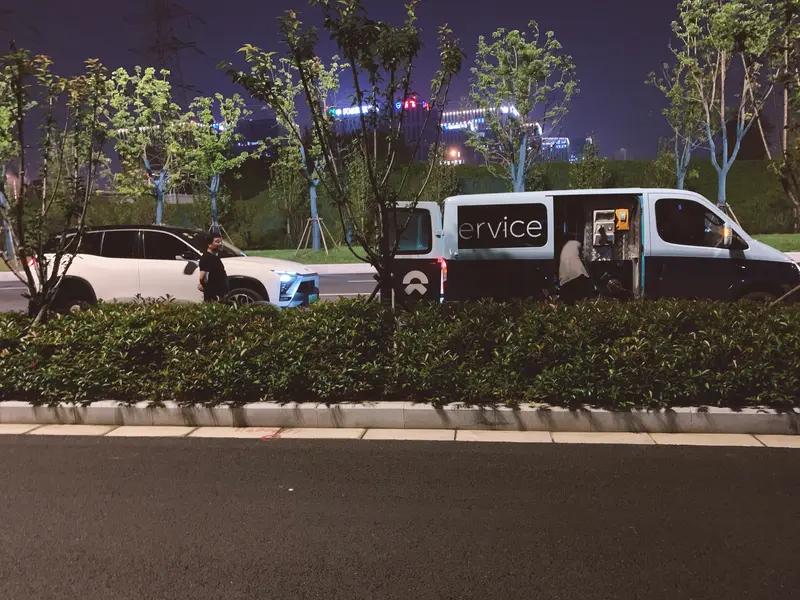 买车选增程还是插混，真让人纠结。增程车发动机只管发电，不直接驱动，结构简单故障少