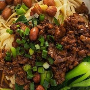 我也想吃炸酱面了！饭店里的炸酱面怎么那么好吃呢？我好羡慕！后来，师傅做时候，