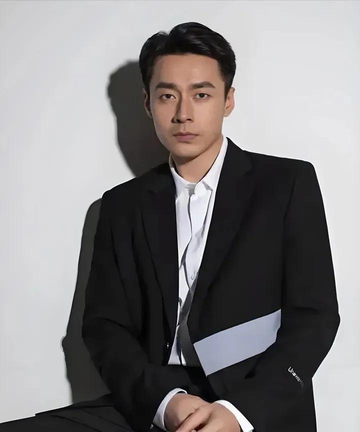 没有脱不下的长衫，41岁男演员于清斌转行送外卖了。他穿着制服在街头狂
