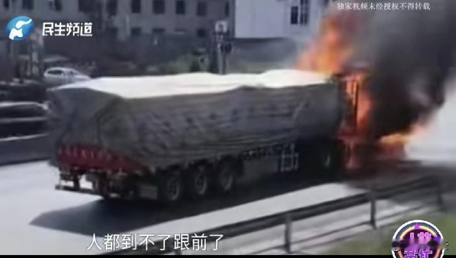 河南新乡，一男子花40万买了一辆大货车，办完车辆牌照，男子立刻拉货上路，谁知刚开
