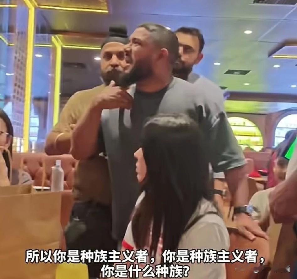 一名中国游客在澳大利亚的餐厅，遭到了印度人的无端指责，而同行的两名同胞竟然都不敢